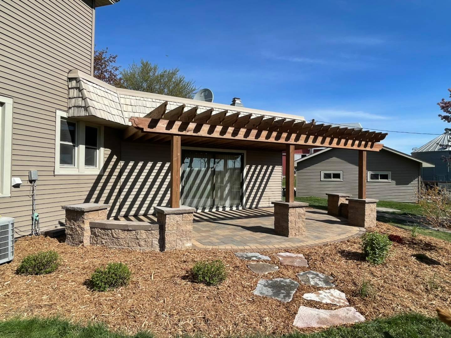 patio with seating wall and pergola3